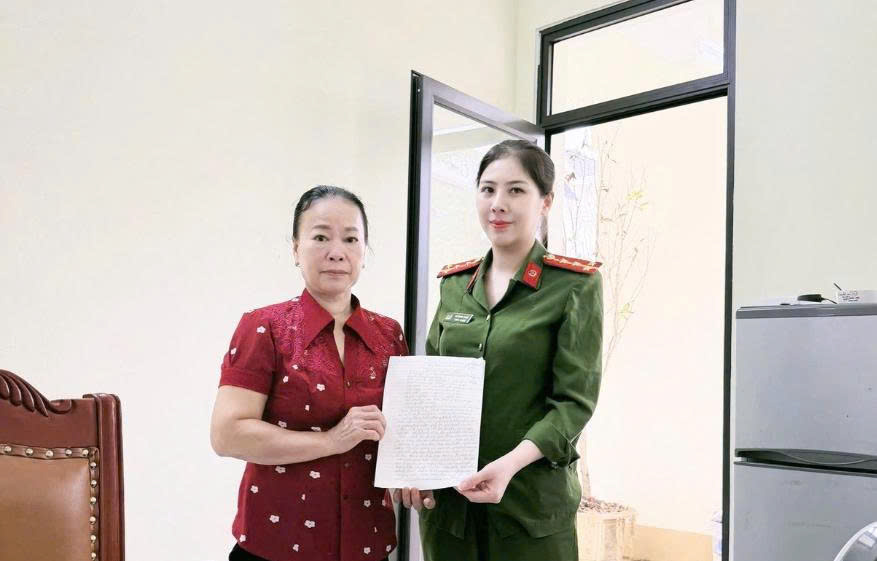 Ha Giang 2 Ward Police (Tuyen Quang province) help people get back stolen property. In the photo, Ms. Le Thi Loi is happy and touched when receiving back the stolen money and sending a thank-you letter to the Police force. Photo: Ministry of Public Security