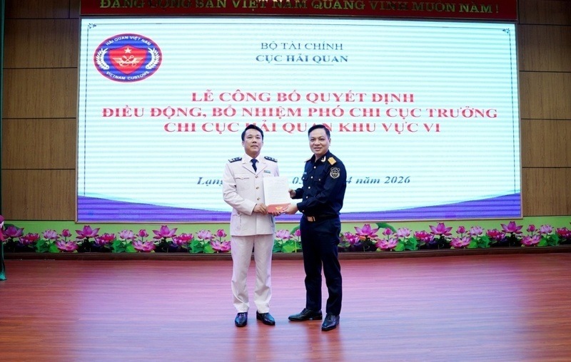 Leaders of the Customs Department present the Decision on transfer and appointment to the new Deputy Head of Sub-Department of Customs Region VI (Lang Son). Photo: Khanh Linh