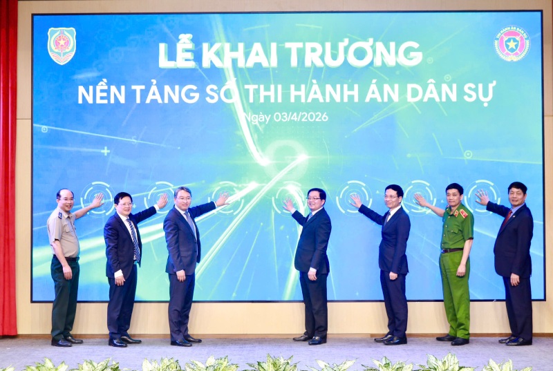 Delegates perform the opening ceremony of the Digital Platform for Civil Judgment Enforcement. Photo: The Doan