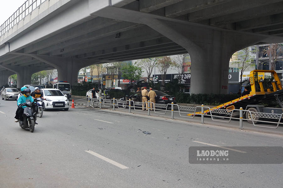 Tài xế ôtô đã rời khỏi hiện trường sau khi gây ra va chạm. Lực lượng chức năng tổ chức phân luồng, sau đó di dời xe ôtô để tránh gây cản trở giao thông.