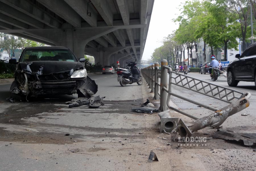 Vụ tai nạn xảy ra vào khoảng hơn 16h chiều nay (3.4), tại đối diện số 26 đường Phạm Văn Đồng (Hà Nội). Theo thông tin ban đầu, thời điểm trên xe ôtô BKS 30B-294.xx (chưa rõ danh tính người điều khiển) bất ngờ đâm vào dải phân cách chia làn. Sau va chạm ôtô quay ngang đường.