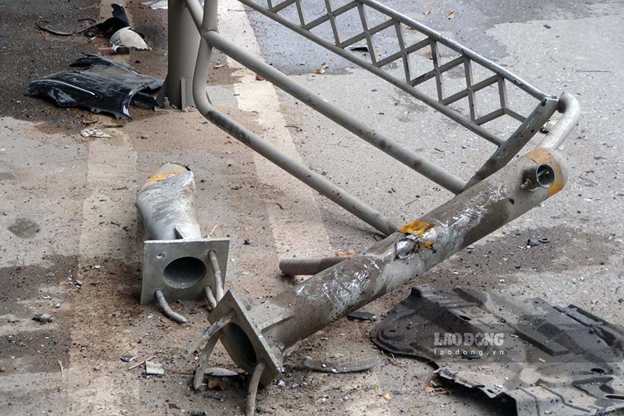 Khoảng 3 khoang rào chắn bị gãy đổ sau va chạm.