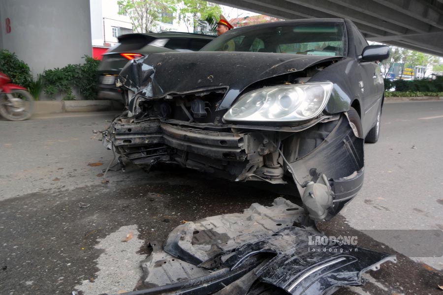 Ôtô vỡ nát phần đầu xe. Theo một số nhân chứng tại hiện trường, khi nghe tiếng động lớn, người dân chạy ra xem thì thấy 2 người đi xe máy nằm trên đường, ôtô quay ngang. Tuy nhiên tài xế ôtô đã rời khỏi hiện trường ngay sau đó.