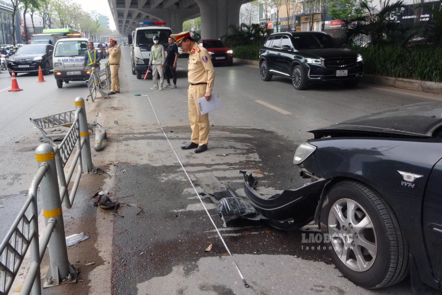 Immediately upon receiving the news, officers and soldiers of Road Traffic Police Team No. 6 - Traffic Police Department of Hanoi City Police quickly arrived to protect the scene to serve the investigation and verification work.