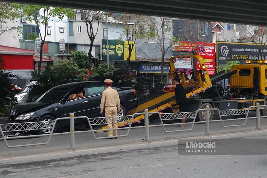 Vụ tai nạn khiến ôtô hư hỏng phần đầu, 2 xe máy hư hỏng nhẹ, tài xế xe máy bị trầy xước tay, chân. Nguyên nhân vụ tai nạn đang được xác minh làm rõ.