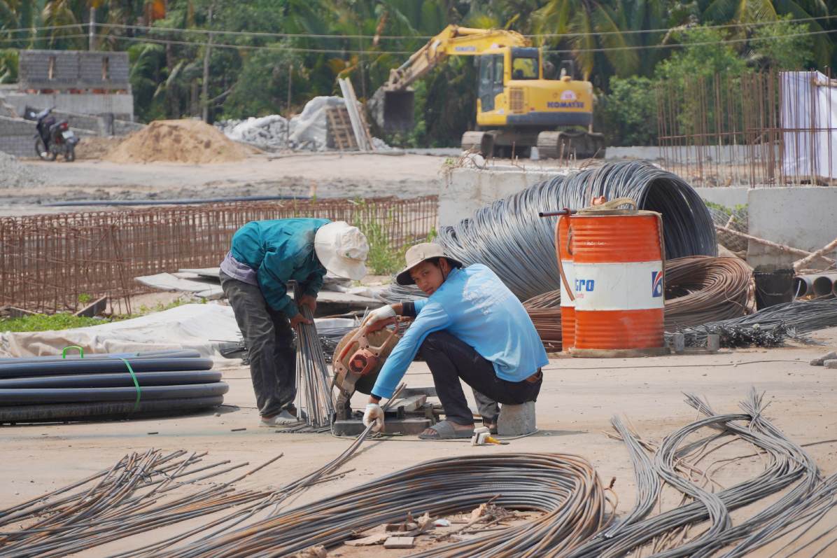 Công nhân thi công Dự án Khu di tích lịch sử Lộ Vòng Cung. Ảnh: Tạ Quang