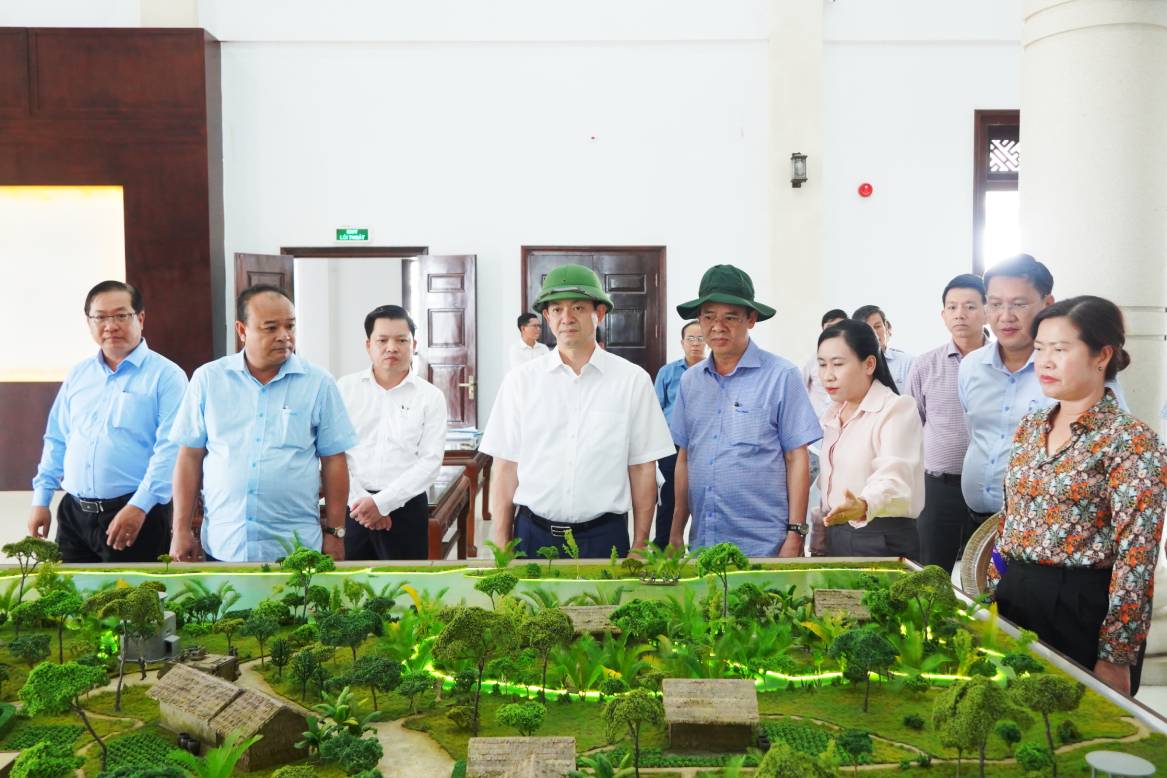 Bí thư Thành ủy Cần Thơ Lê Quang Tùng, Chủ tịch UBND TP Cần Thơ Trương Cảnh Tuyên kiểm tra Dự án Khu di tích lịch sử Lộ Vòng Cung. Ảnh: Tạ Quang