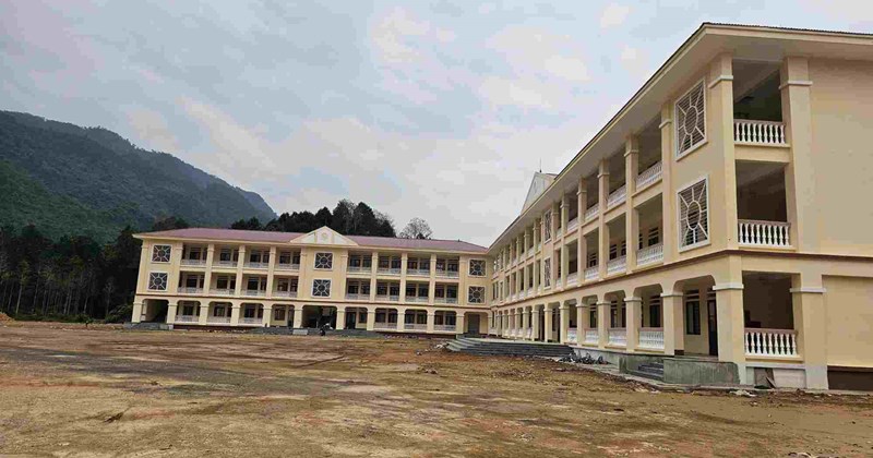 Bỏ hoang trường mới, gần 900 học sinh sống trong nghèo khó