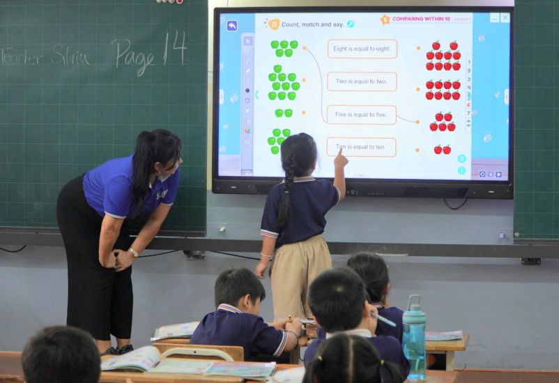 Students in Ho Chi Minh City in an English class with a foreign teacher. Photo: Chan Phuc