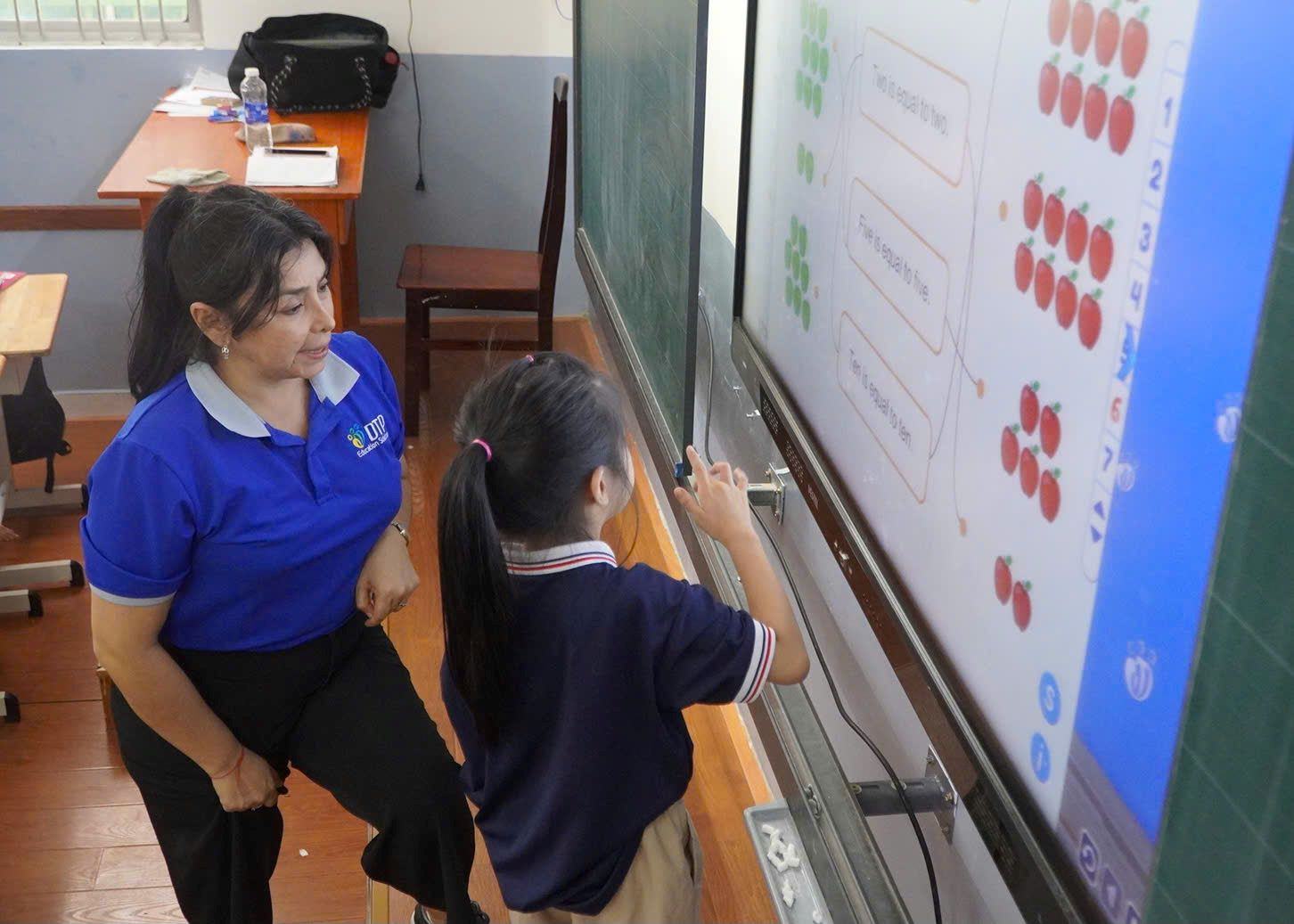 Học sinh tại TPHCM trong giờ học tiếng Anh với giáo viên nước ngoài. Ảnh: Chân Phúc