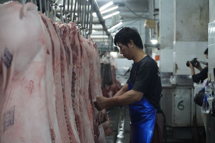 Pork trading activities at the Ho Chi Minh City wholesale market with abundant supply, clear listing but still under competitive pressure from cheap meat floating outside. Photo: Ngoc Le