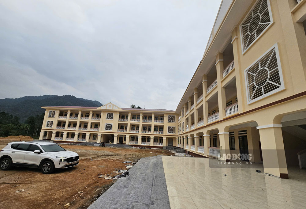 The new school has a total investment of tens of billions of VND, built but still cannot be used. Photo: Bao Nguyen
