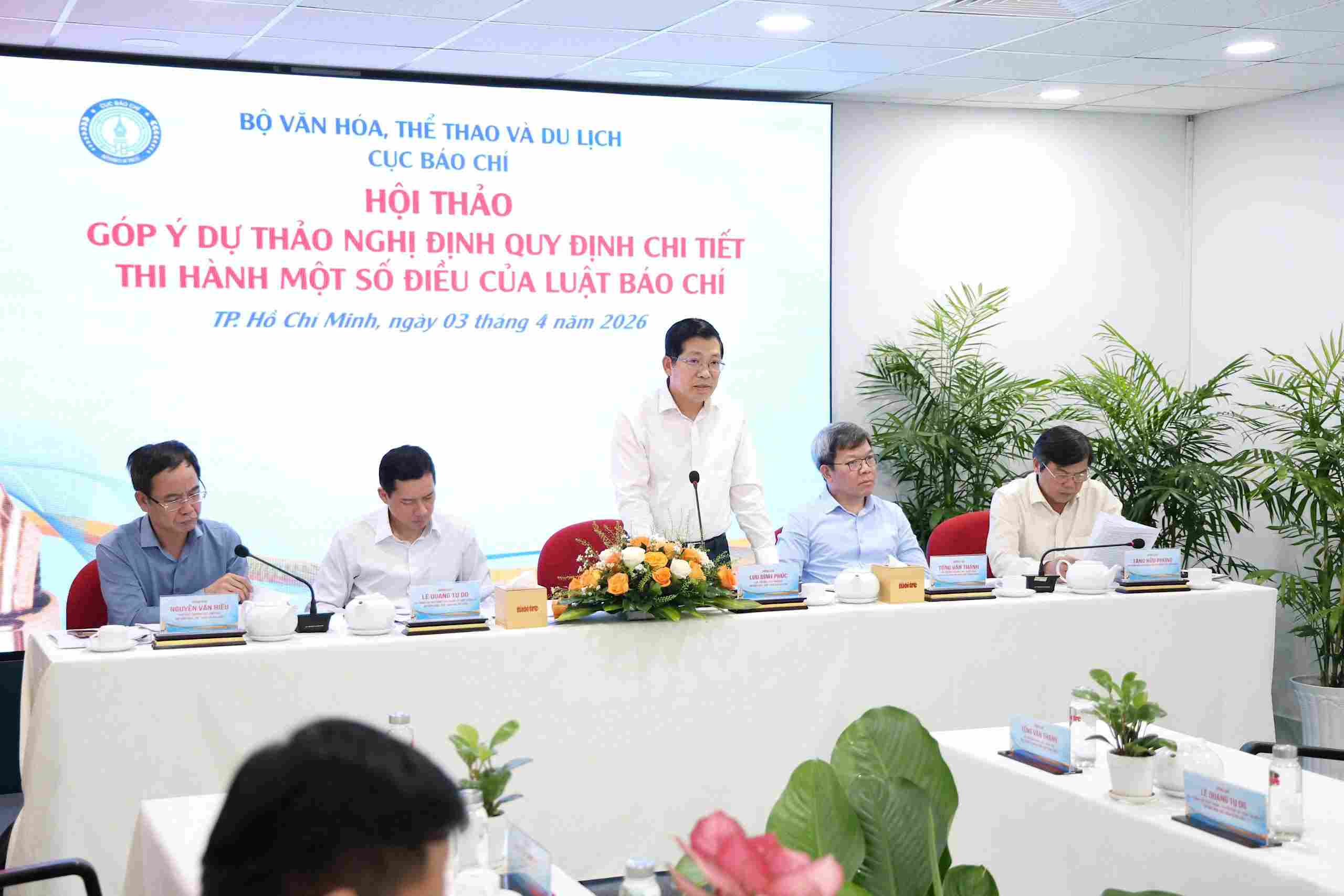 류딘푹 언론국 국장이 언론법의 일부 조항 시행 세부 규정에 관한 법령 초안에 대한 의견 수렴 회의에서 발언하고 있습니다. 사진: 레토아