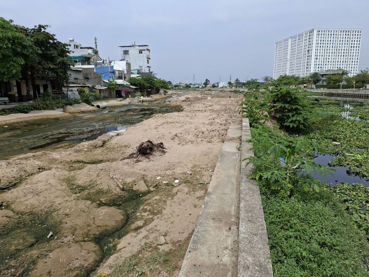 Tham Luong - Ben Cat - Nuoc Len canal project lacks stone, sand and asphalt concrete. Photo: Minh Quan