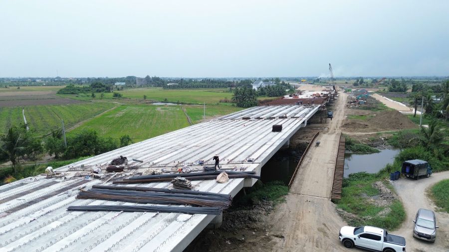 Vành đai 3 phía Tây TPHCM vẫn ngổn ngang dù cận kề hạn về đích.  Ảnh: Minh Quân