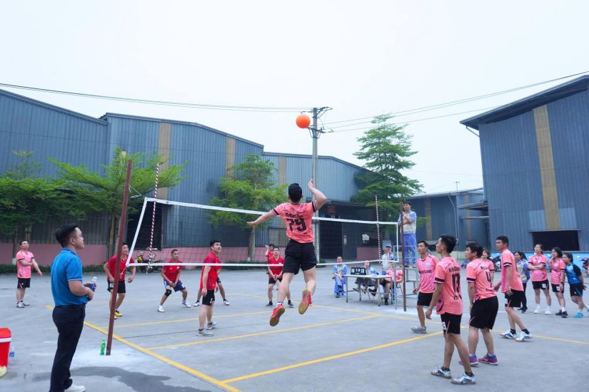 Sports activities contribute to improving the health and spiritual life of workers. Photo: Nguyen Tung