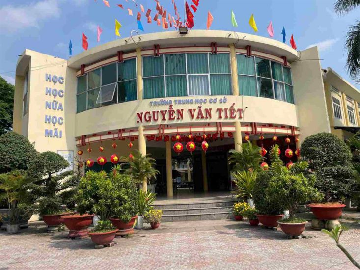 The scandalous incident about paying overtime tutoring fees occurred at Nguyen Van Tiet Secondary School, Lai Thieu ward, Ho Chi Minh City. Photo: Dinh Trong