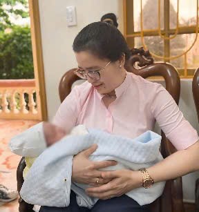 Lãnh đạo phường Thiên Hương với cháu bé. Ảnh: Phường Thiên Hương cung cấp