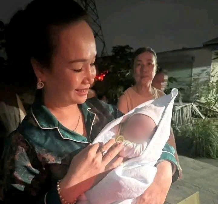 男の子は、明け方に家の門の前で親族に発見されました。写真:ティエンフオン区提供