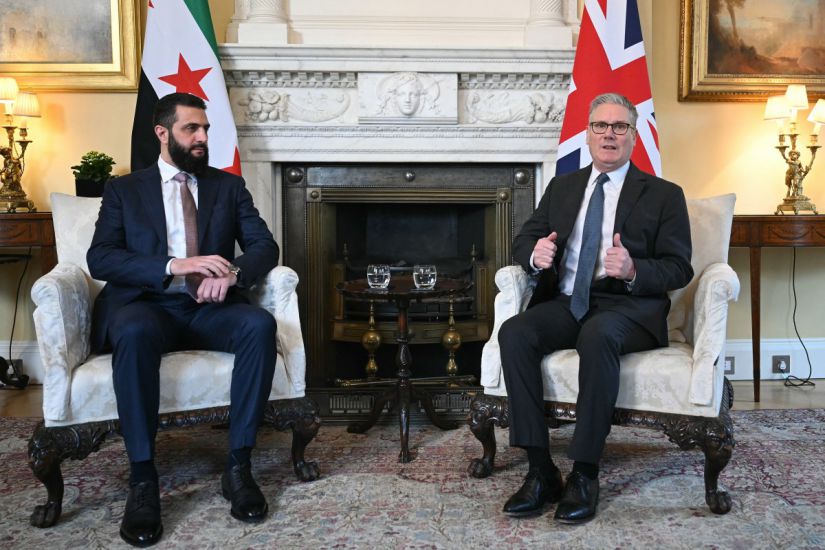 Syrian President Ahmed al-Sharaa (left) is received by British Prime Minister Keir Starmer at 10 Downing Street, London, before the talks on March 31, 2026. Photo: AFP