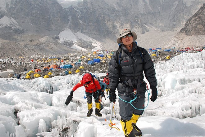 Some Everest climbing guides are accused of being involved in a sophisticated fraud ring, taking advantage of thousands of tourists. In the photo is Phan Thanh Nhien (leading) on the journey to climb Mount Everest. Photo: NVCC