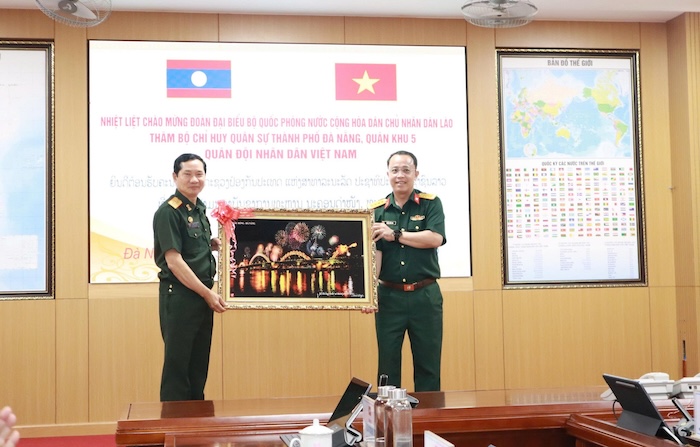 라오스 인민군 국방부 실무단이 다낭시 군사령부를 방문했습니다. 사진: 꽝끄엉