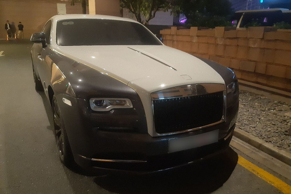 The Rolls-Royce Wraith Eagle VIII, a limited edition of 50 cars worldwide, appeared on the streets of Ho Chi Minh City, attracting attention among car enthusiasts thanks to its personalized design and powerful 624 horsepower V12 engine. Photo: Khang Phan