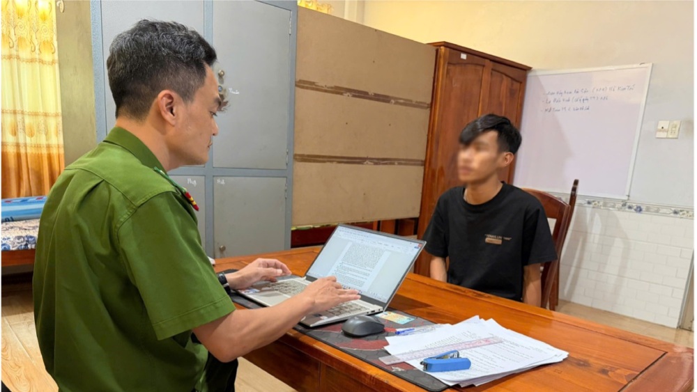 Huy giả vờ vào tiệm vàng ở Phú Quốc hỏi mua rồi cướp tài sản bỏ chạy. Ảnh: CACC