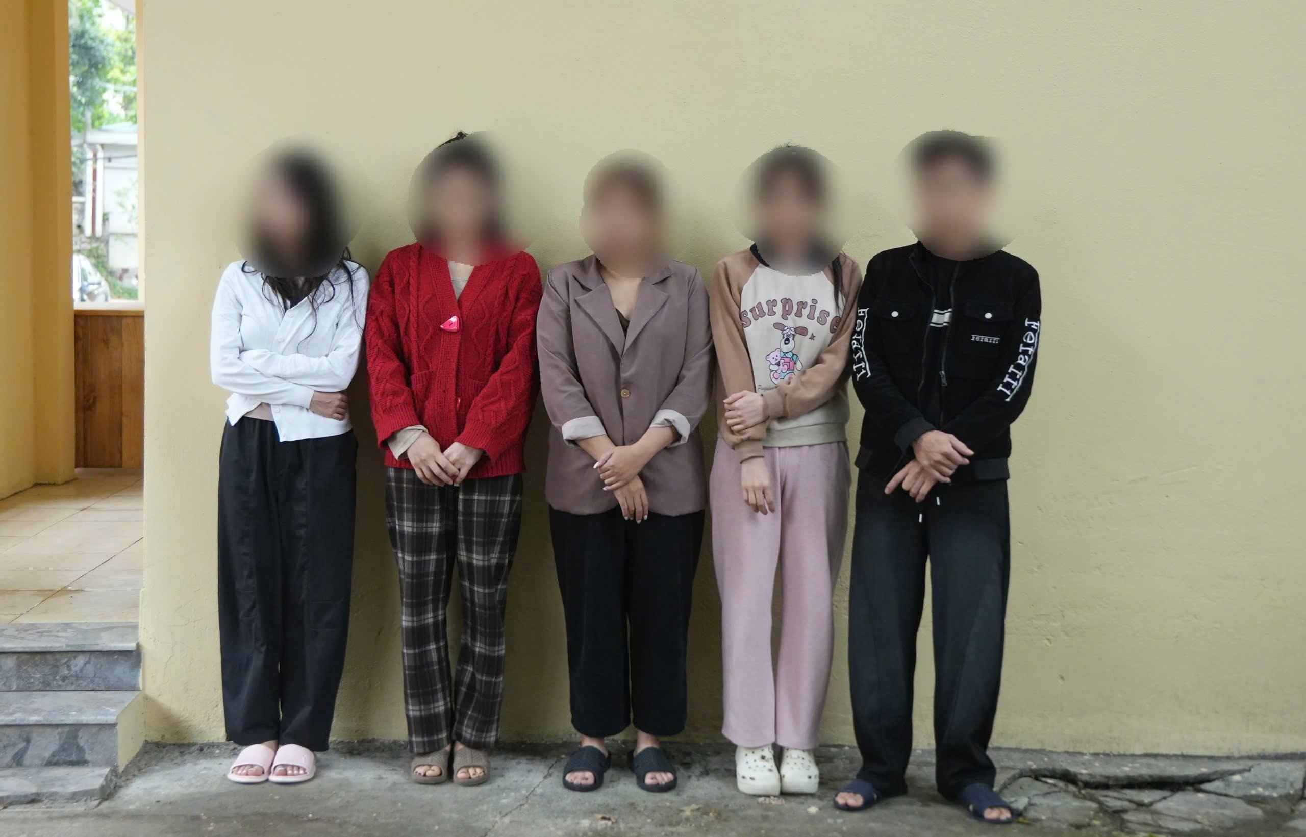 Các đối tượng liên quan đến hoạt động livestream đồi trụy tại cơ quan Công an. Ảnh: Công an Cao Bằng