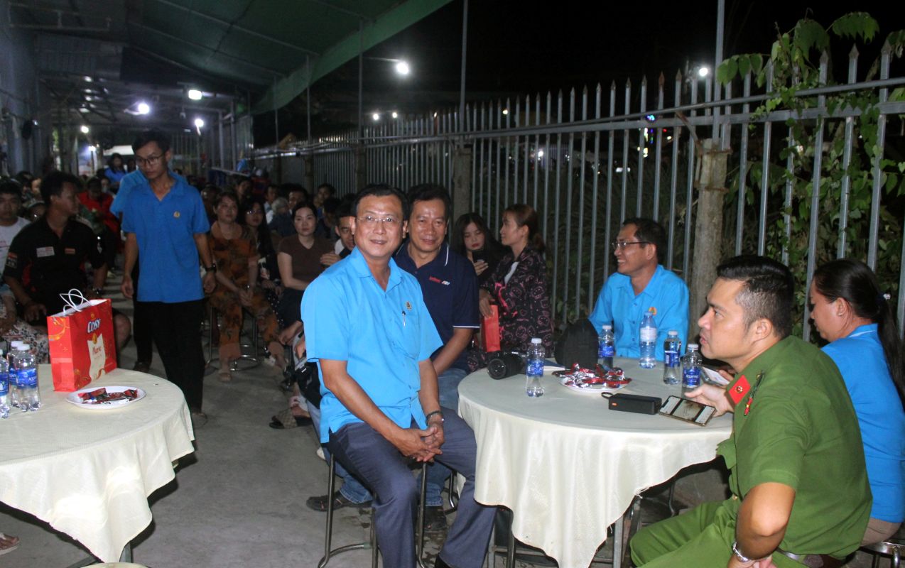 Dự chương trình Đến với Nhà trọ công nhân, có ông Nguyễn Nhật Tiến - Phó Chủ tịch LĐLĐ tỉnh cùng đại diện các ban, đơn vị trực thuộc, lãnh đạo chính quyền, công an địa phương cùng đại diện hơn 150 hộ lao động đang ở tại Nhà trọ Kim Anh. Ảnh: Thanh Mai