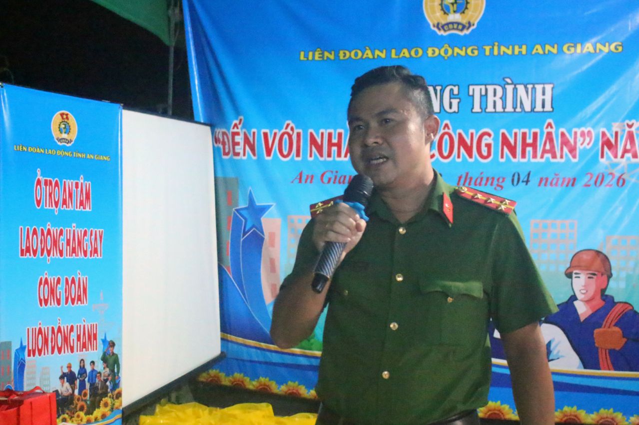 Đại diện lãnh đạo Công an xã Bình Hòa chia sẻ về tình hình an ninh, trật tự xã hội tại khu vực Khu công nghiệp Bình Hòa và khuyến cáo người lao động cách hạn chế những tác động tiêu cực. Ảnh: Thanh Mai