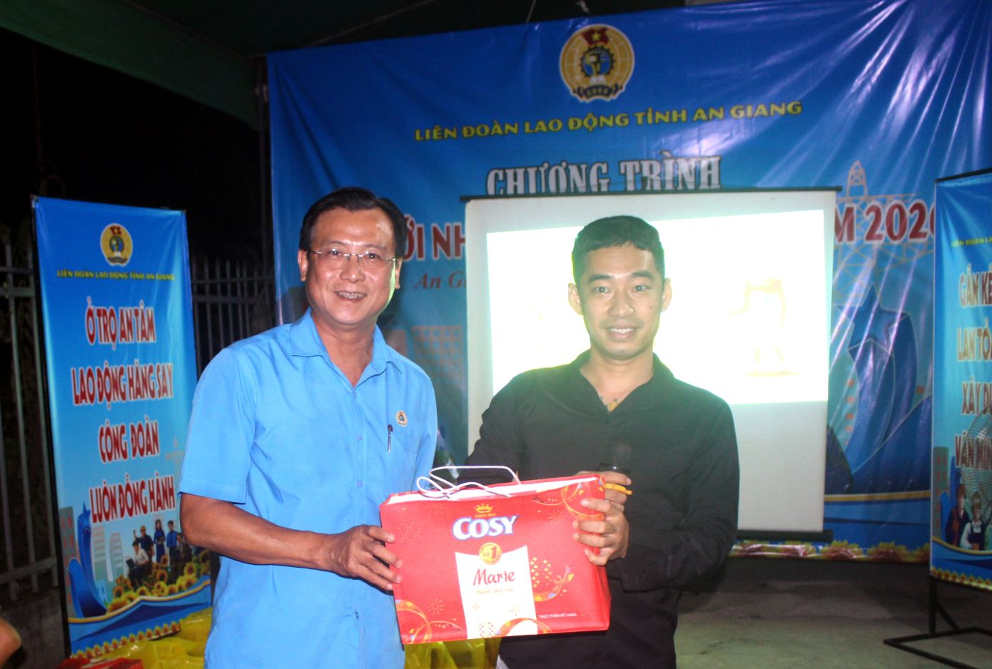 Người có câu trả lời đúng được trao tặng phần thưởng. Ảnh: Thanh Mai