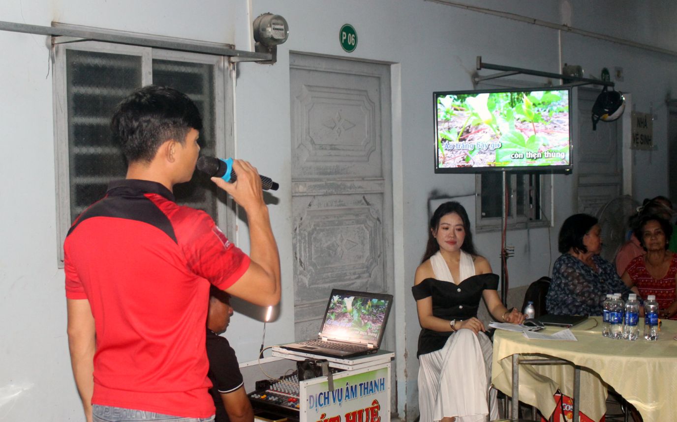 Giao lưu văn nghệ giữa người lao động. Ảnh: Thanh Mai