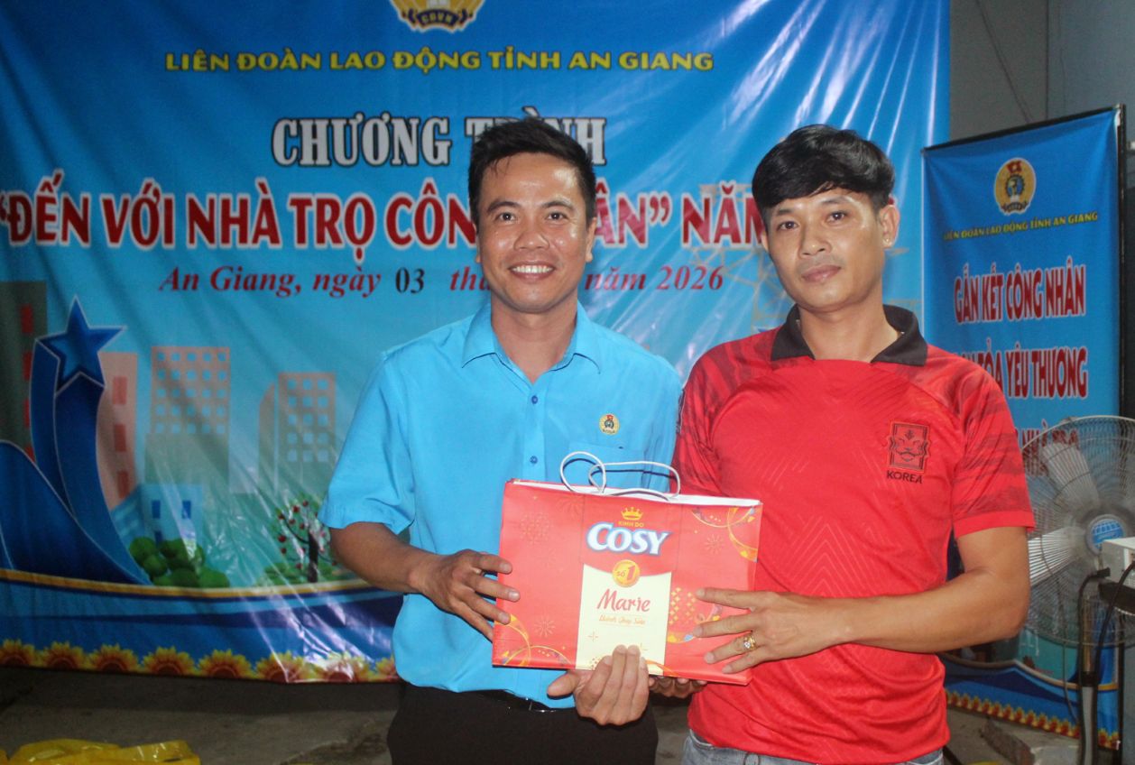 Tất cả những giọng hát đều được ban tổ chức tặng quà lưu niệm. Ảnh: Thanh Mai