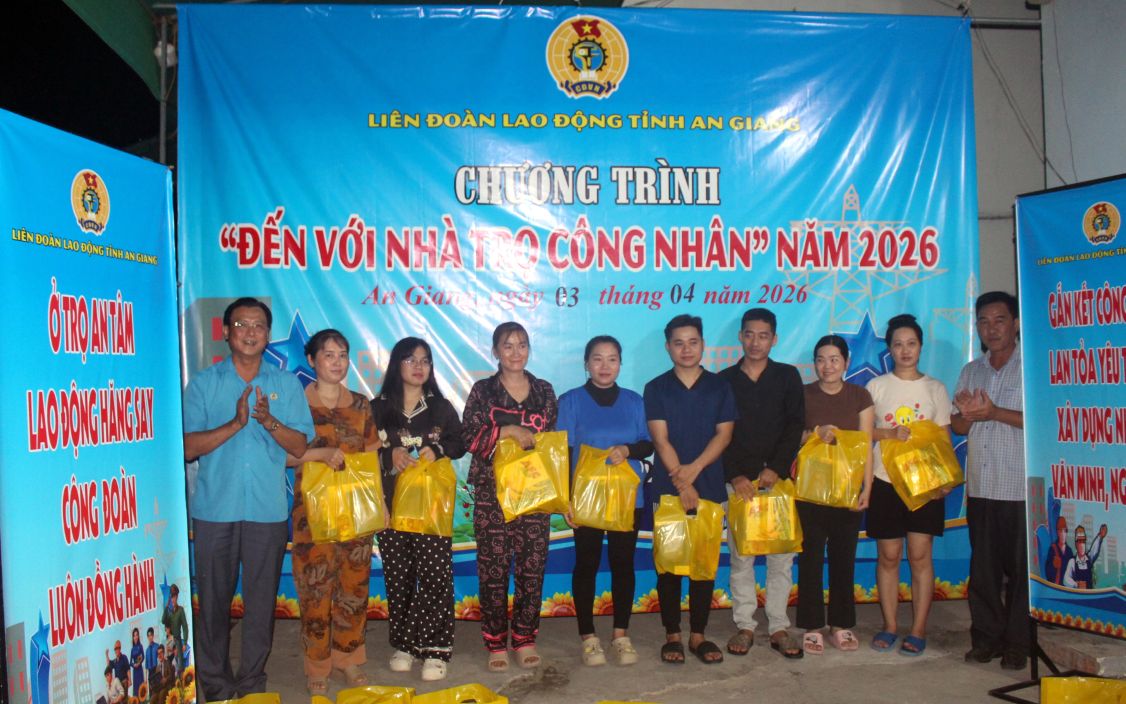 Tại sự kiện, LĐLĐ tỉnh An Giang trao tặng 150 phần quà cho đoàn viên, người lao động. Ảnh: Thanh Mai