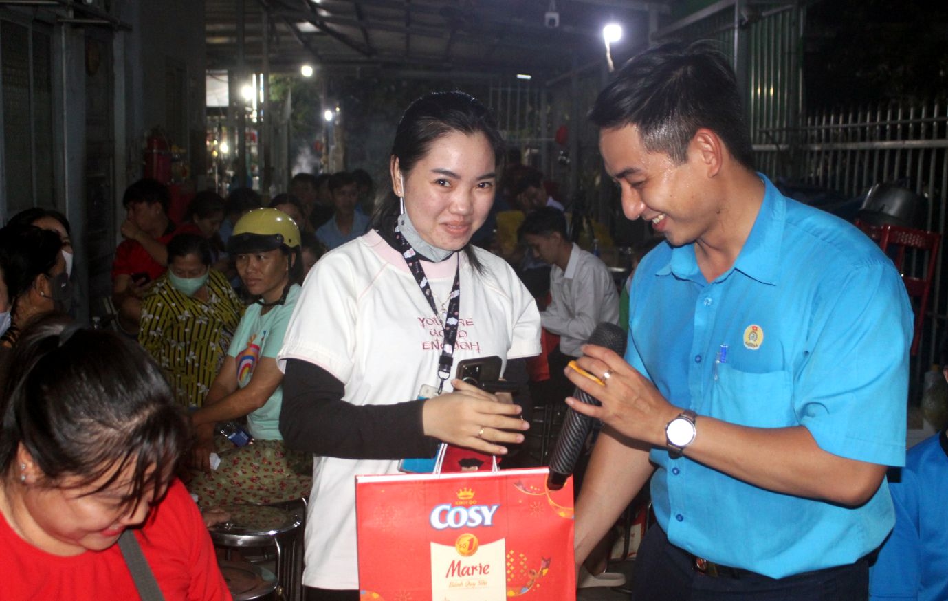 Các thành viên trong ban tổ chức đều ướt mồ hôi, nhưng điều này đã mang lại niềm vui cho cả cán bộ Công đoàn lẫn người lao động. Ảnh: Thanh Mai 