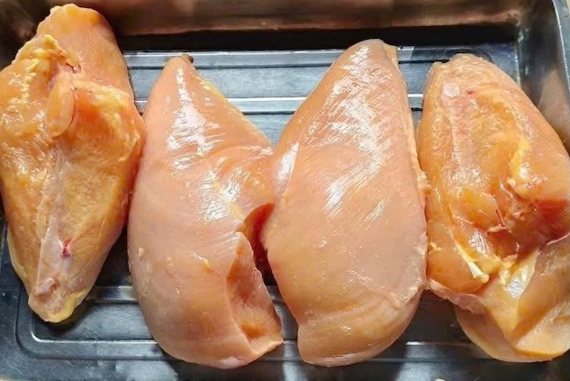 Chicken breast helps with weight loss but needs to be processed properly. Photo: Kieu Vu