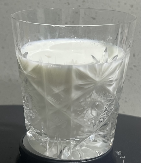 Milk is considered one of the good choices to lower uric acid. Photo: Kieu Vu