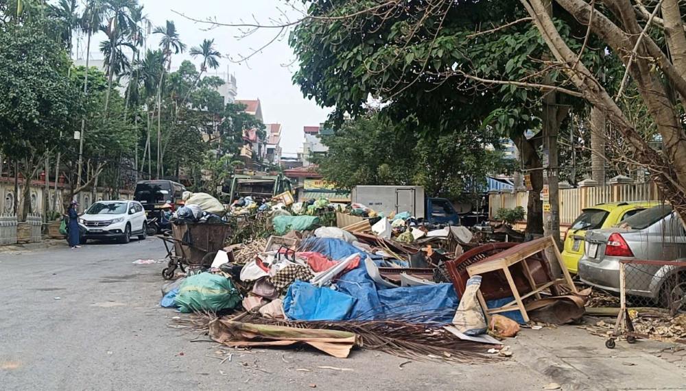 Những ngày qua, tại nhiều tuyến đường, con phố ở phường Hạc Thành, tỉnh Thanh Hóa lại tái diễn tình trạng ùn ứ rác thải. Ảnh: Quách Du