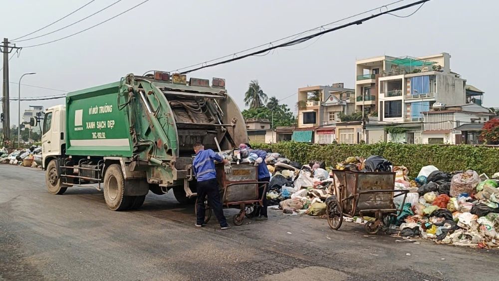 Chiều ngày 3.4, đơn vị thu gom rác đã huy động người và phương tiện tiến hành xử lý, vận chuyển số rác bị ùn ứ. Ảnh: Quách Du