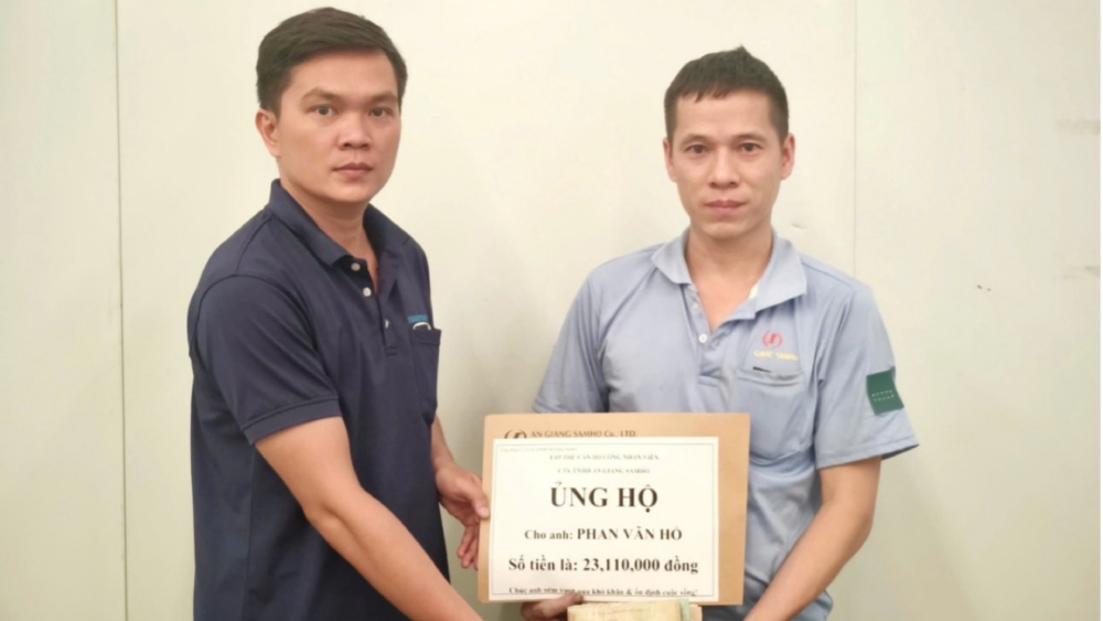 Ông Võ Thanh Nhã vận động, quyên góp, thăm hỏi trao các suất quà hỗ trợ gia đình các công nhân có hoàn cảnh khó khăn do bệnh hiểm nghèo. Ảnh: CĐCS Samho