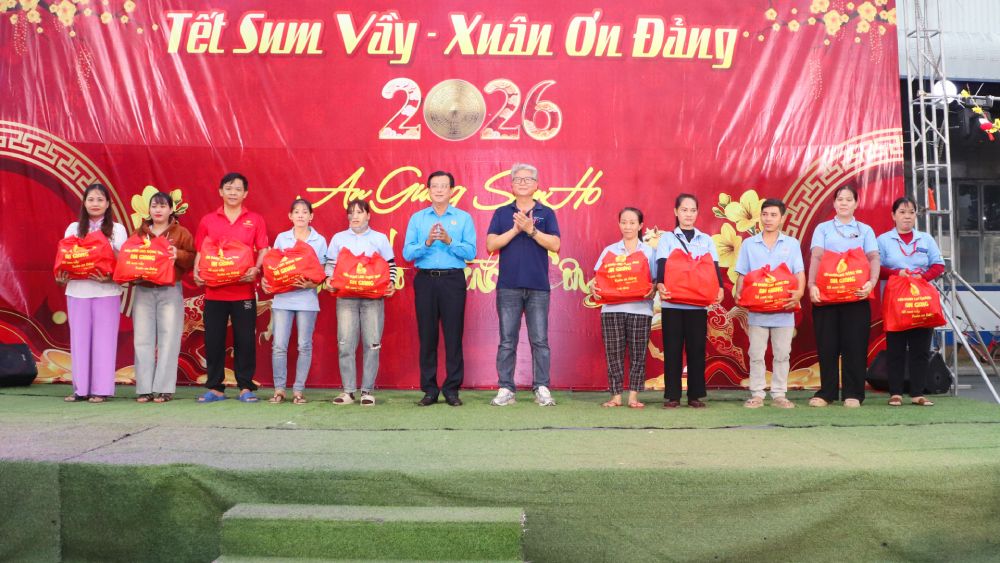 Trao quà Tết cho đoàn viên, NLĐ trong chương trình Tết Sum vầy - Xuân ơn Đảng. Ảnh: Cẩm Tú