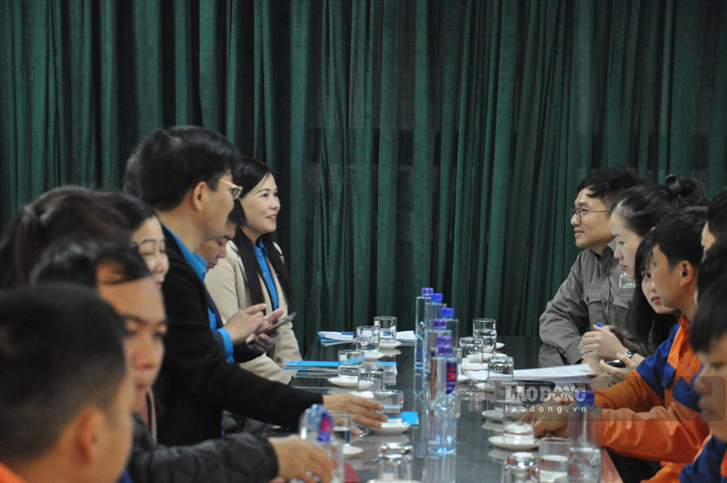 Lao Cai Trade Union regularly works with businesses to grasp the employment situation and life of workers. Photo: Dinh Dai