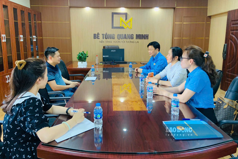 Gặp gỡ doanh nghiệp để phát triển đoàn viên thành lập công đoàn cơ sở trong các doanh nghiệp ngoài nhà nước. Ảnh: Đinh Đại