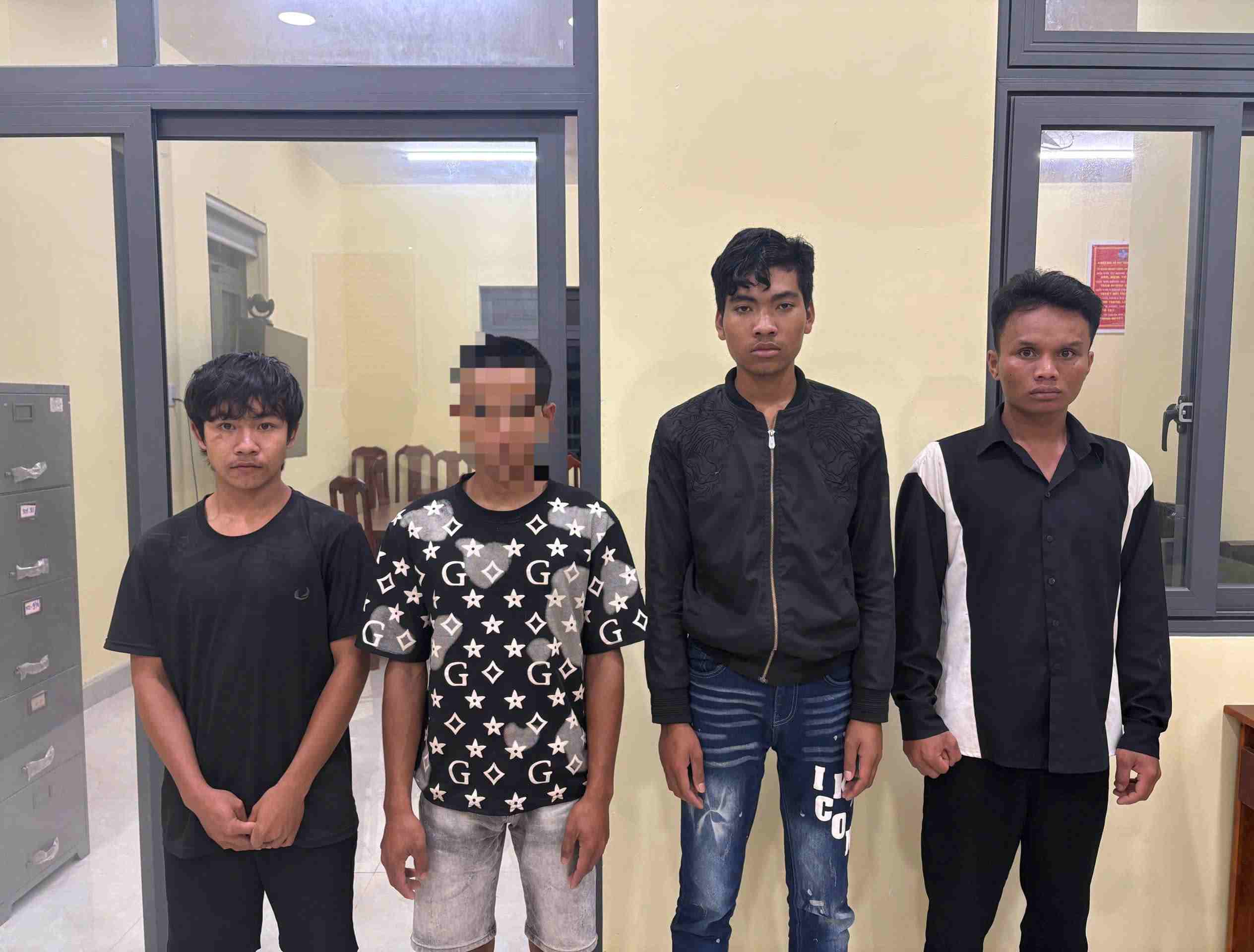 El grupo de sujetos fue arrestado para investigar y aclarar el robo de motocicletas. Foto: Policía proporcionada
