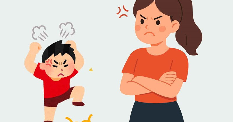 Trẻ ném đồ khi không hài lòng, cha mẹ không nên vội la mắng