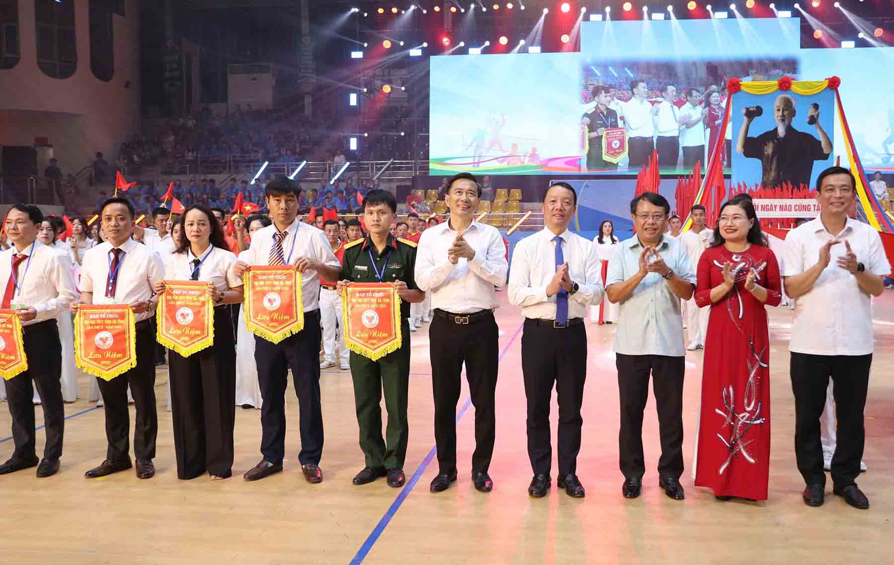 Trao cờ lưu niệm tại lễ khai mạc. Ảnh: Hoàng Anh