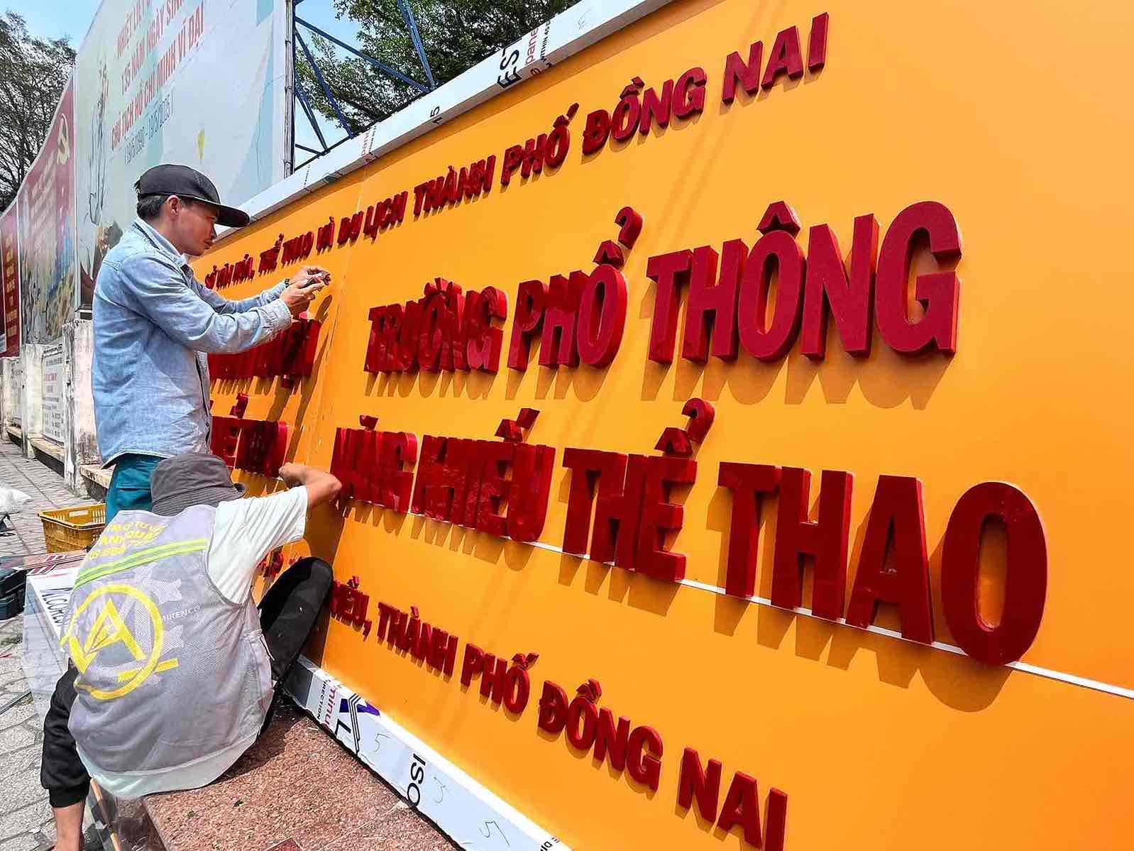 Bảng tên mới được cập nhật lên thành phố Đồng Nai. Ảnh: HAC