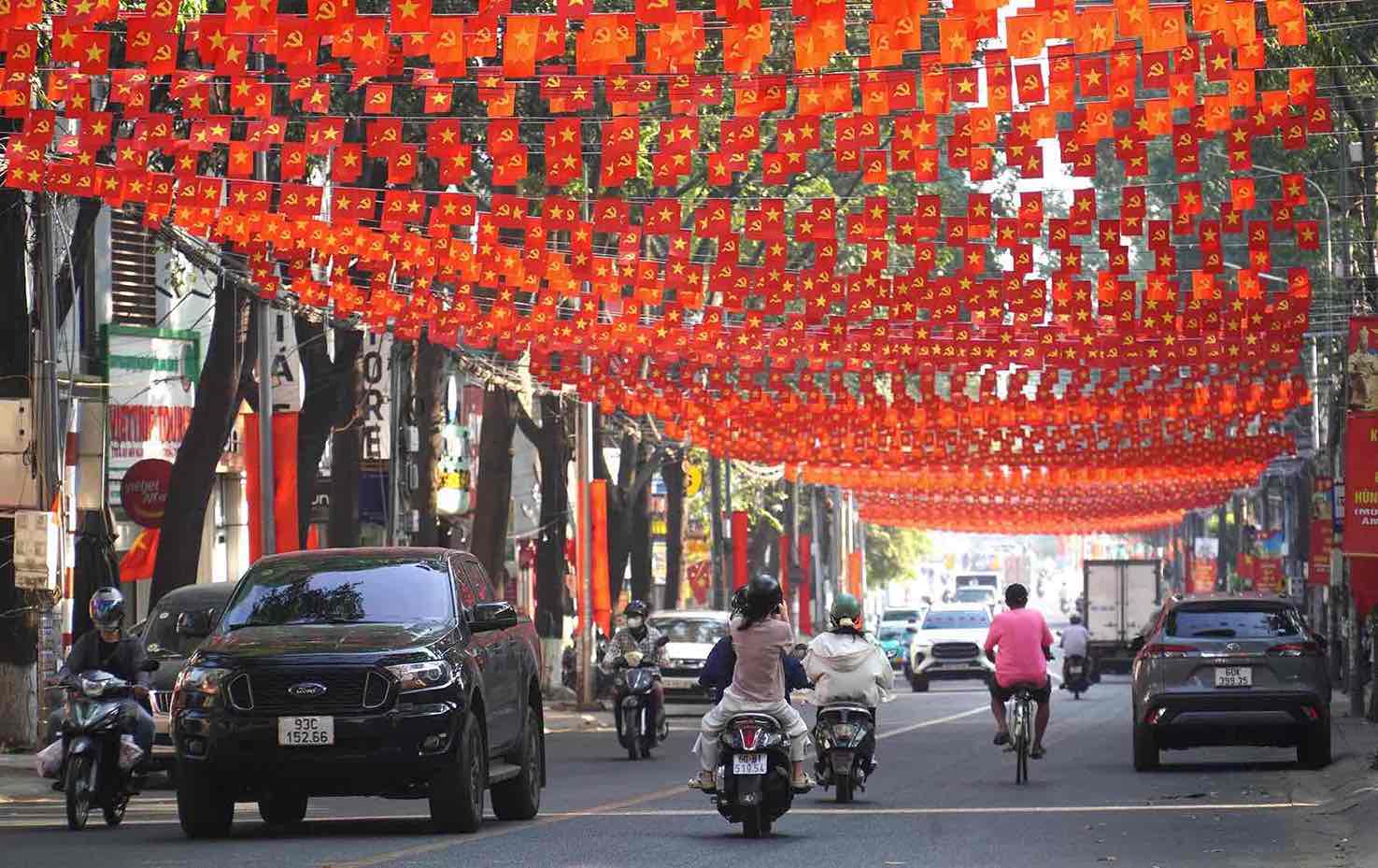 Duong Tu Giang park area, Tam Hiep ward, Dong Nai city is brilliantly decorated with flags and flowers with many activities to celebrate the 30th. 4. Photo: HAC