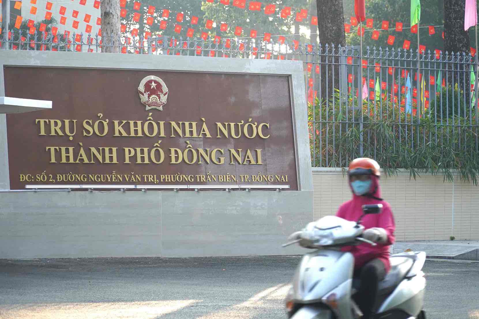 Bảng tên mới trụ sở khối Nhà nước thành phố Đồng Nai. Ảnh: HAC